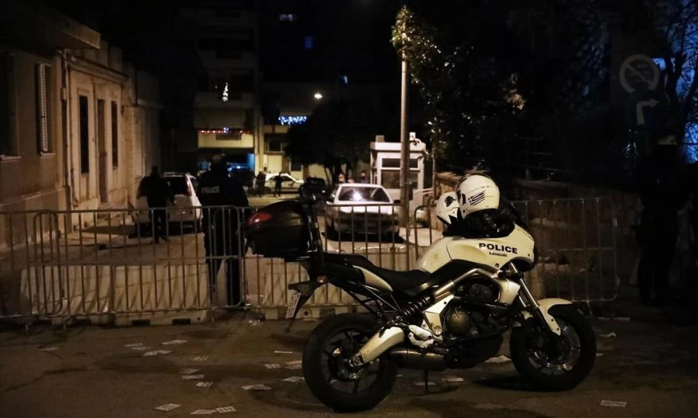 Επίθεση 80 ατόμων σε ΑΤ Κολωνού: Συνελήφθη μια γυναίκα